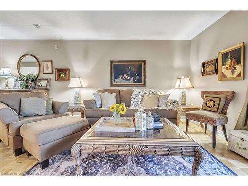 213-2030 Cleaver Avenue, Burlington, ON - Indoor Photo Showing Living Room