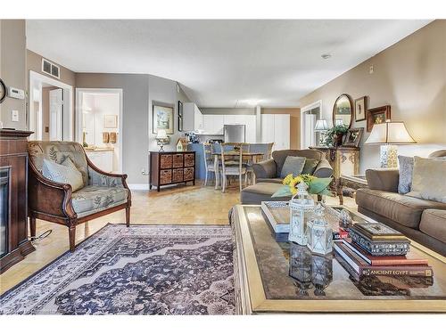 213-2030 Cleaver Avenue, Burlington, ON - Indoor Photo Showing Living Room