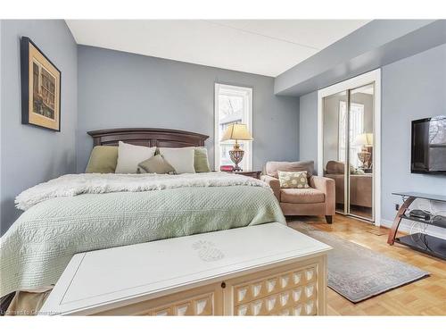 213-2030 Cleaver Avenue, Burlington, ON - Indoor Photo Showing Bedroom