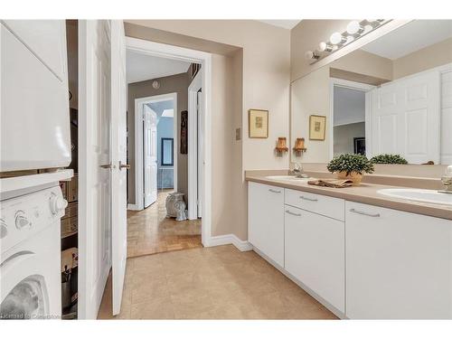 213-2030 Cleaver Avenue, Burlington, ON - Indoor Photo Showing Laundry Room