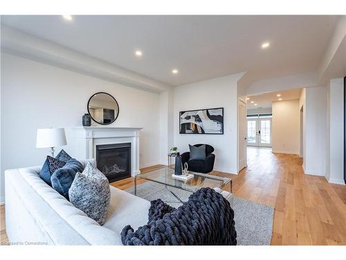 117 Whitefish Crescent, Stoney Creek, ON - Indoor Photo Showing Living Room With Fireplace