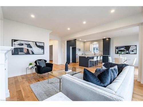 117 Whitefish Crescent, Stoney Creek, ON - Indoor Photo Showing Living Room