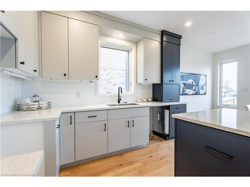 117 Whitefish Crescent, Stoney Creek, ON - Indoor Photo Showing Kitchen