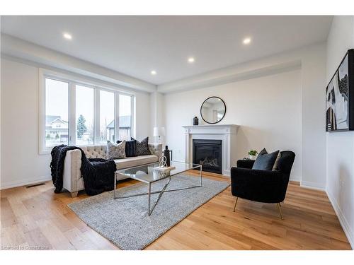 117 Whitefish Crescent, Stoney Creek, ON - Indoor Photo Showing Living Room With Fireplace