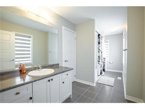 50 Fleming Crescent, Caledonia, ON - Indoor Photo Showing Bathroom