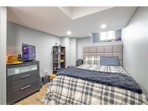 50 Fleming Crescent, Caledonia, ON - Indoor Photo Showing Bedroom