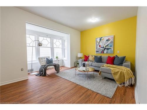 86 Welland Avenue, St. Catharines, ON - Indoor Photo Showing Living Room