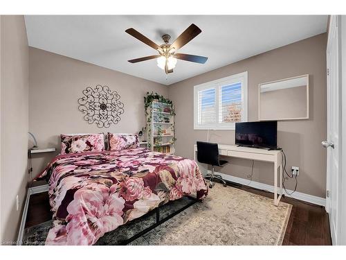 5817 Ironwood Street, Niagara Falls, ON - Indoor Photo Showing Bedroom