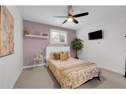 5817 Ironwood Street, Niagara Falls, ON - Indoor Photo Showing Bedroom