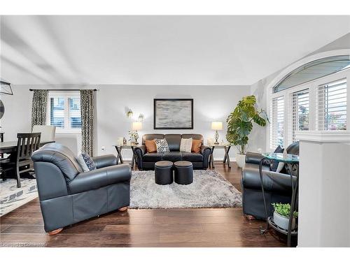 5817 Ironwood Street, Niagara Falls, ON - Indoor Photo Showing Living Room