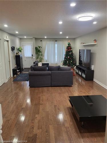 18 Rosewell Street, Hamilton, ON - Indoor Photo Showing Living Room