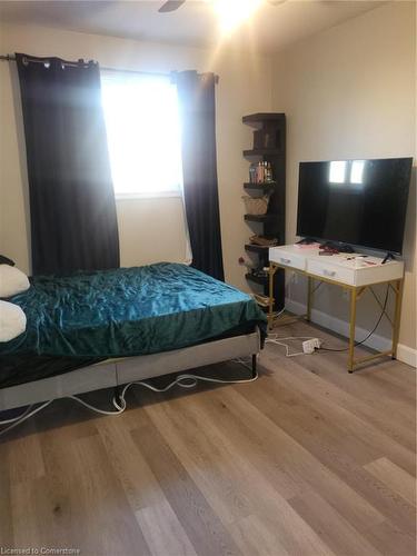 18 Rosewell Street, Hamilton, ON - Indoor Photo Showing Bedroom