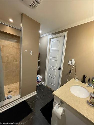 18 Rosewell Street, Hamilton, ON - Indoor Photo Showing Bathroom