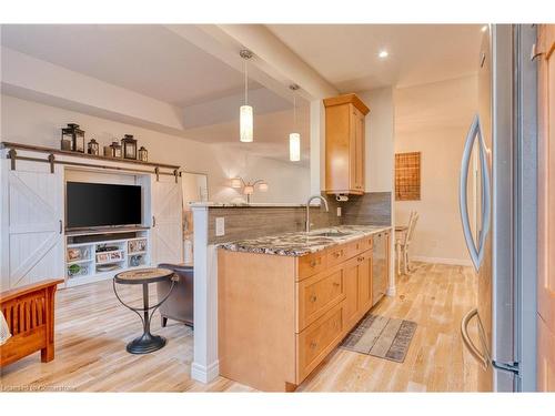 5 Twentyplace Boulevard, Mount Hope, ON - Indoor Photo Showing Kitchen