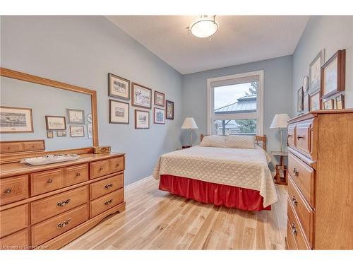 5 Twentyplace Boulevard, Mount Hope, ON - Indoor Photo Showing Bedroom