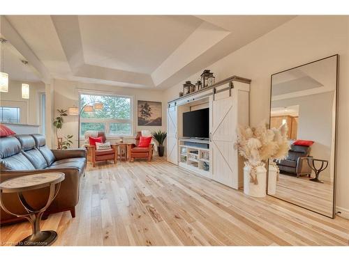 5 Twentyplace Boulevard, Mount Hope, ON - Indoor Photo Showing Living Room