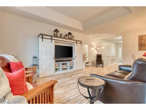 5 Twentyplace Boulevard, Mount Hope, ON - Indoor Photo Showing Living Room