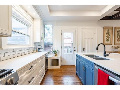 185 Fairleigh Avenue S, Hamilton, ON - Indoor Photo Showing Kitchen With Double Sink With Upgraded Kitchen