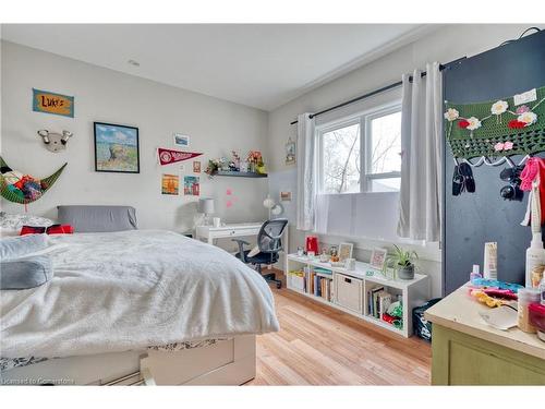 22 Norfolk Street N, Hamilton, ON - Indoor Photo Showing Bedroom