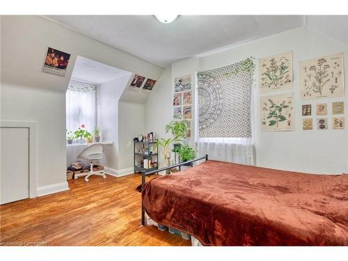 22 Norfolk Street N, Hamilton, ON - Indoor Photo Showing Bedroom