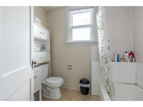 22 Norfolk Street N, Hamilton, ON - Indoor Photo Showing Bathroom