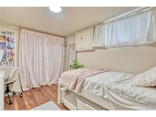 22 Norfolk Street N, Hamilton, ON - Indoor Photo Showing Bedroom