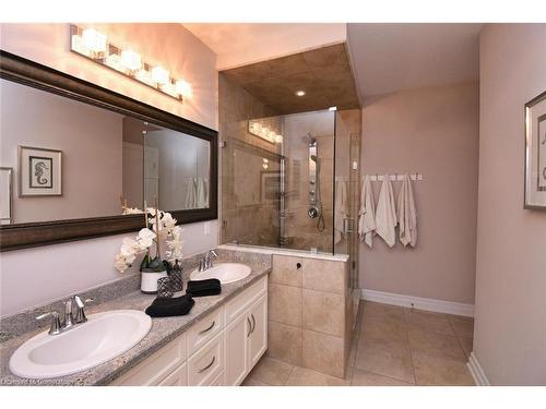 259 Mother'S Street, Glanbrook, ON - Indoor Photo Showing Bathroom