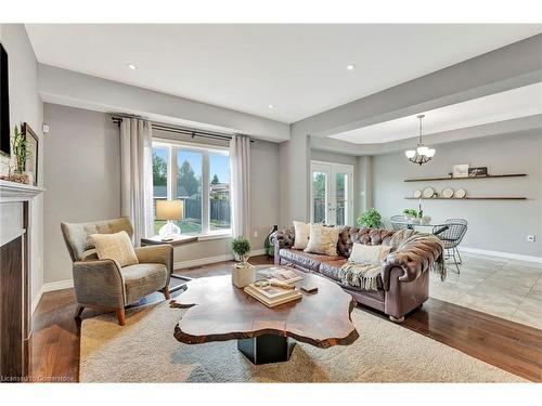 920 Stone Church Road E, Hamilton, ON - Indoor Photo Showing Living Room