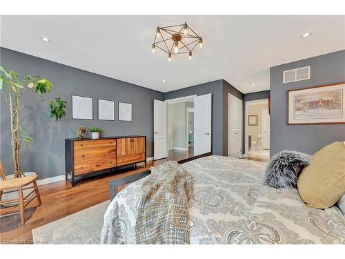 920 Stone Church Road E, Hamilton, ON - Indoor Photo Showing Bedroom