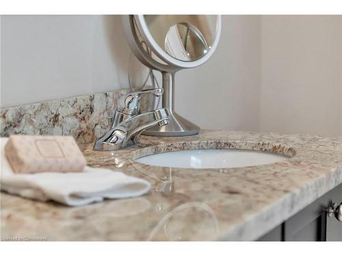 920 Stone Church Road E, Hamilton, ON - Indoor Photo Showing Bathroom