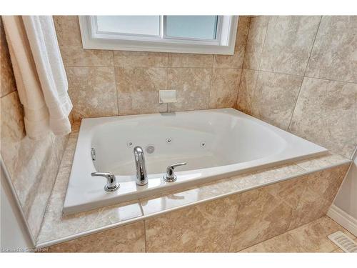 920 Stone Church Road E, Hamilton, ON - Indoor Photo Showing Bathroom