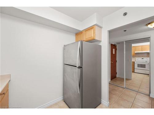 1214-100 Burloak Drive, Burlington, ON - Indoor Photo Showing Kitchen