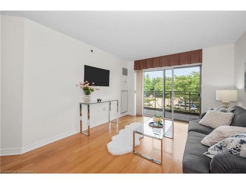 1214-100 Burloak Drive, Burlington, ON - Indoor Photo Showing Living Room