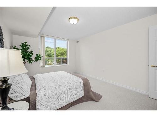 1214-100 Burloak Drive, Burlington, ON - Indoor Photo Showing Bedroom