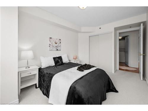 1214-100 Burloak Drive, Burlington, ON - Indoor Photo Showing Bedroom