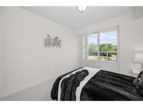 1214-100 Burloak Drive, Burlington, ON - Indoor Photo Showing Bedroom