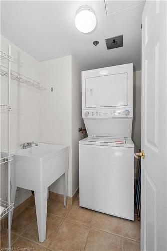 1214-100 Burloak Drive, Burlington, ON - Indoor Photo Showing Laundry Room