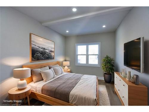 32 Vansitmart Avenue, Hamilton, ON - Indoor Photo Showing Bedroom