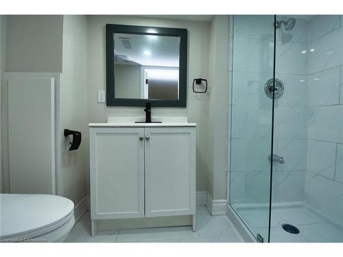 32 Vansitmart Avenue, Hamilton, ON - Indoor Photo Showing Bathroom