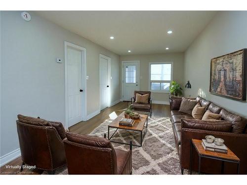 32 Vansitmart Avenue, Hamilton, ON - Indoor Photo Showing Living Room