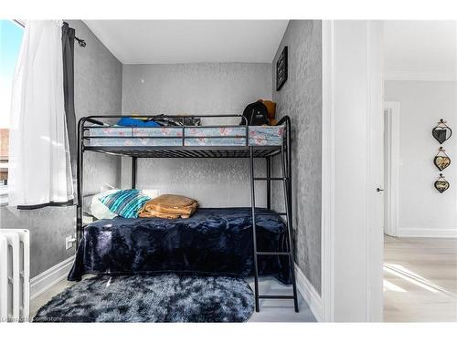 437 Niagara Street, Welland, ON - Indoor Photo Showing Bedroom