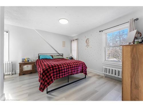 437 Niagara Street, Welland, ON - Indoor Photo Showing Bedroom