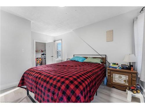 437 Niagara Street, Welland, ON - Indoor Photo Showing Bedroom