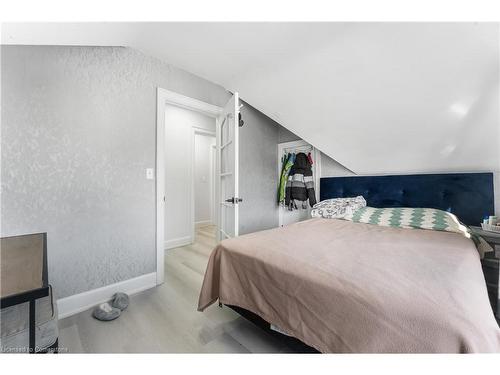 437 Niagara Street, Welland, ON - Indoor Photo Showing Bedroom