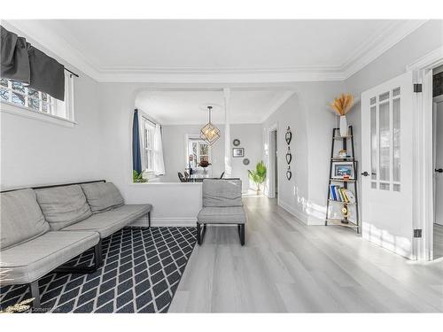 437 Niagara Street, Welland, ON - Indoor Photo Showing Living Room