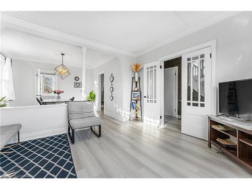 437 Niagara Street, Welland, ON - Indoor Photo Showing Living Room