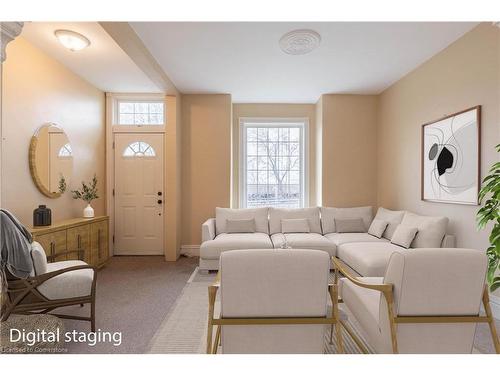 113/115 Claremont Drive, Hamilton, ON - Indoor Photo Showing Living Room