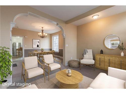 113/115 Claremont Drive, Hamilton, ON - Indoor Photo Showing Living Room