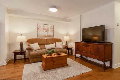 46-710 Spring Gardens Road, Burlington, ON - Indoor Photo Showing Living Room