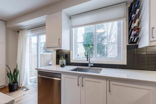 46-710 Spring Gardens Road, Burlington, ON - Indoor Photo Showing Kitchen